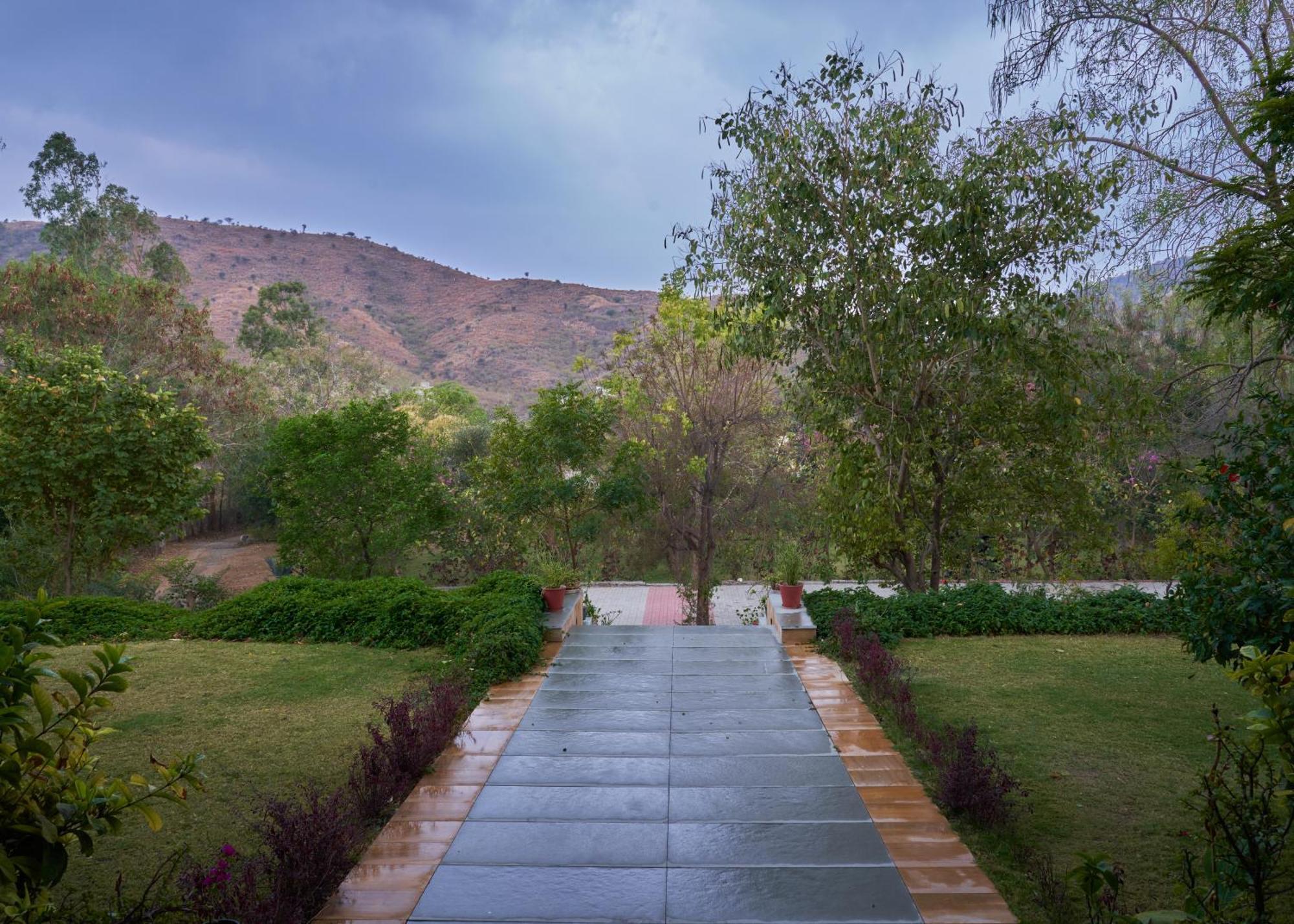 The Hunting Lodge Resort Udaipur - Villas & Pool Dabok ภายนอก รูปภาพ